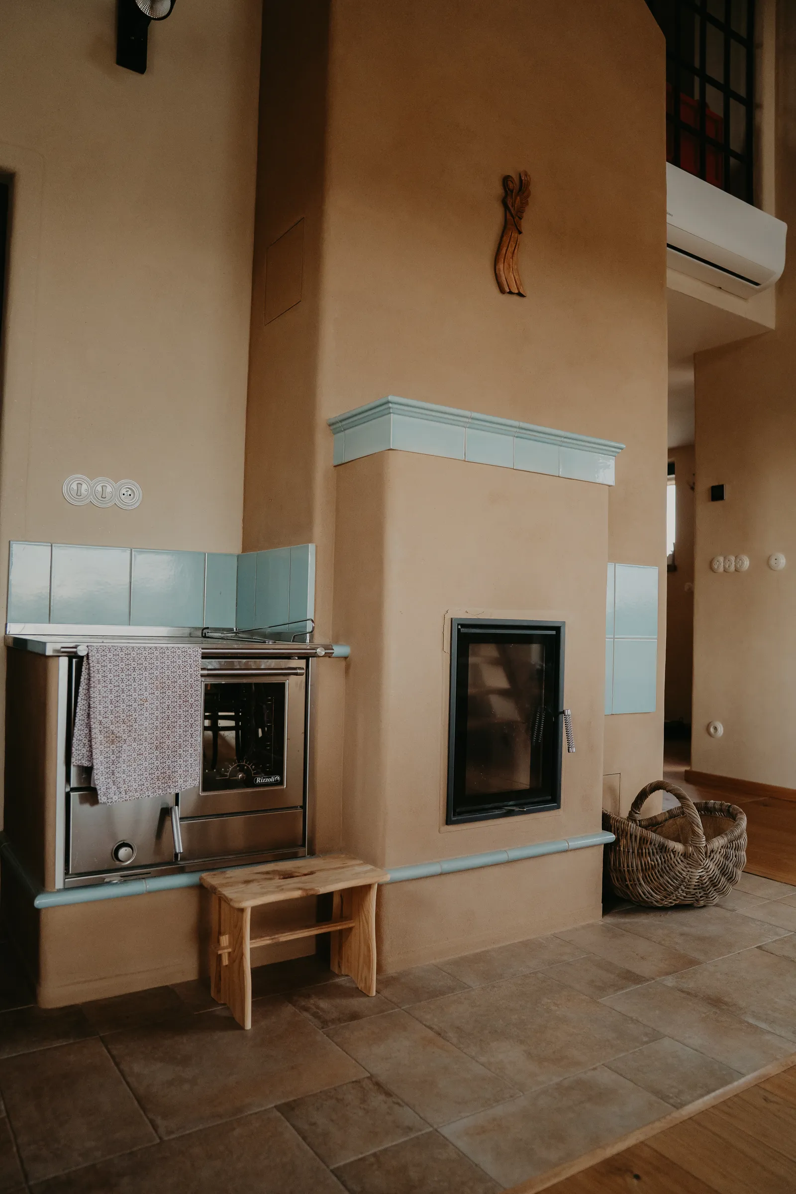 clay plaster around a wood-burning stove, realization detail